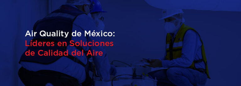 Técnicos de Air Quality de México inspeccionando una manejadora junto a un cliente