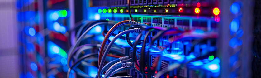 Conexiones de cables en un centro de datos, destacando la importancia de una buena calidad del aire para mantener la eficiencia y prevenir interrupciones