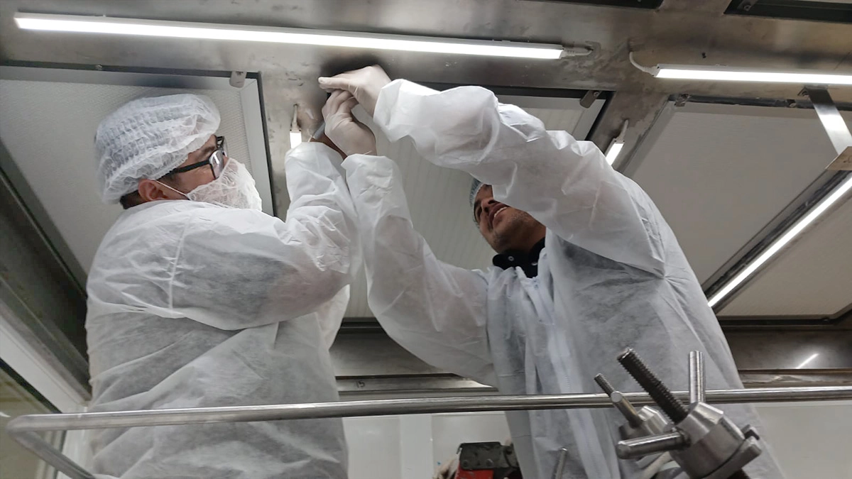 Cambio de filtros de aire industrial en sistema HVAC por técnicos en planta, mantenimiento de calidad del aire industrial